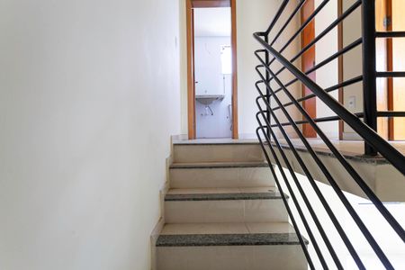 Casa à venda com 100m², 2 quartos e 1 vagaEscada