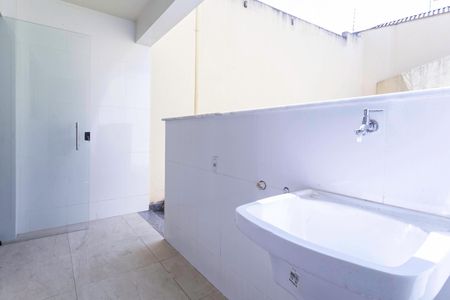 Casa à venda com 100m², 2 quartos e 1 vagaÁrea de serviço 
