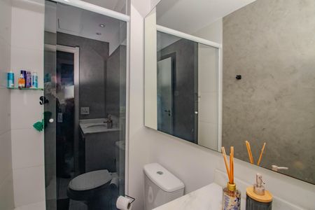 Banheiro Social de apartamento à venda com 2 quartos, 62m² em São Sebastião, Porto Alegre