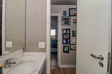 Banheiro Social de apartamento à venda com 2 quartos, 62m² em São Sebastião, Porto Alegre