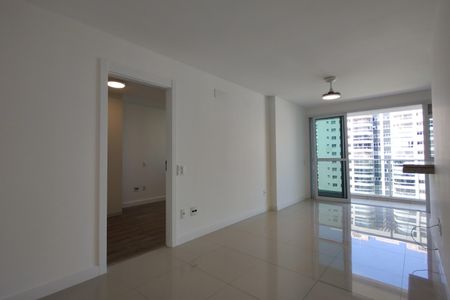 Apartamento para alugar com 81m², 2 quartos e 2 vagasSala
