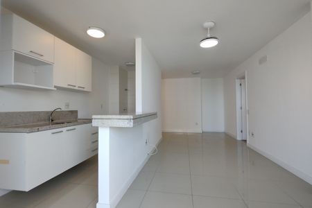 Sala/Cozinha de apartamento para alugar com 2 quartos, 81m² em Barra Olímpica, Rio de Janeiro