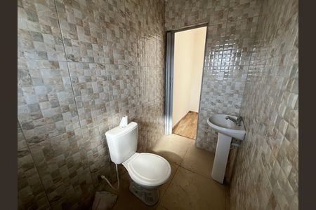 Banheiro de casa para alugar com 0 quarto, 30m² em Conjunto Promorar Estrada da Parada, São Paulo