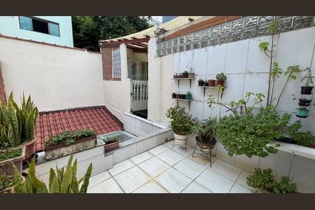 Casa à venda com 175m², 3 quartos e 2 vagasQuarto 2 Varanda