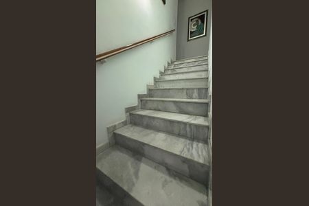 Casa à venda com 175m², 3 quartos e 2 vagasEscada