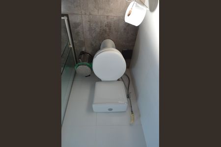 Casa de condomínio para alugar com 300m², 3 quartos e 4 vagasBanheiro da Suíte 2