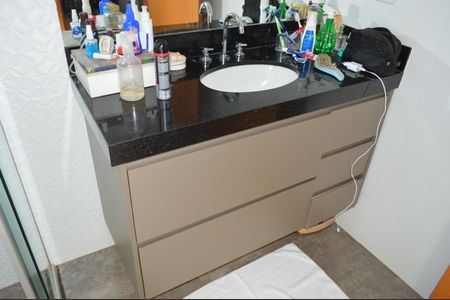 Casa de condomínio para alugar com 300m², 3 quartos e 4 vagasBanheiro da Suíte 2