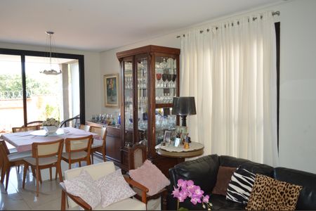 Casa de condomínio para alugar com 300m², 3 quartos e 4 vagasSala