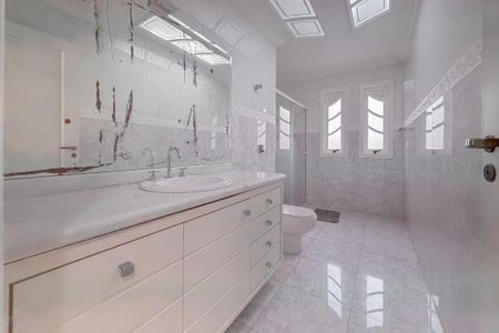 Casa para alugar com 245m², 4 quartos e 5 vagasBanheiro Corredor