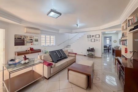 Casa para alugar com 245m², 4 quartos e 5 vagasSala