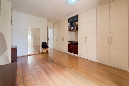 Casa para alugar com 245m², 4 quartos e 5 vagasSuíte