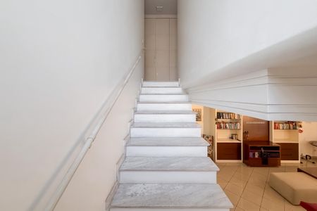 Casa para alugar com 245m², 4 quartos e 5 vagasEscada