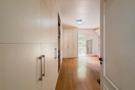 Casa para alugar com 245m², 4 quartos e 5 vagasSuíte