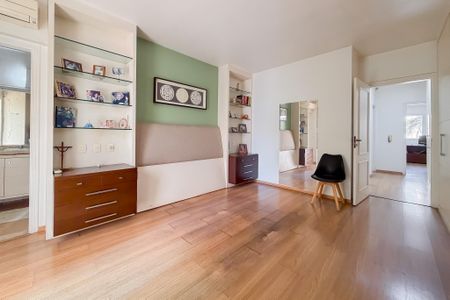 Casa para alugar com 245m², 4 quartos e 5 vagasSuíte