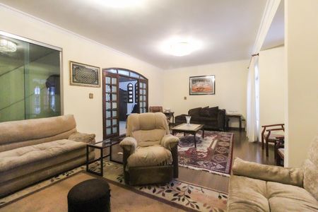 Casa para alugar com 220m², 3 quartos e 2 vagasSala