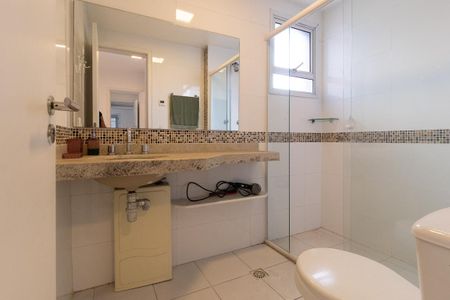 Apartamento para alugar com 160m², 4 quartos e 2 vagas Apartamento para alugar com 160m², 4 quartos e 2 vagasBanheiro da Suíte 1