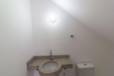 Casa de condomínio à venda com 135m², 3 quartos e 2 vagasLavabo