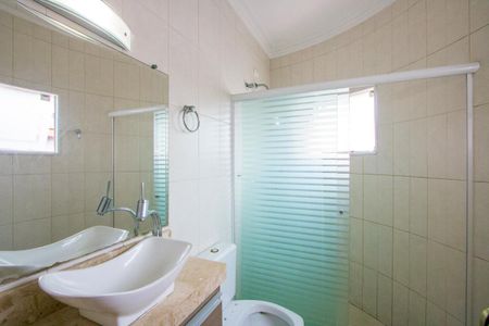 Casa à venda com 235m², 3 quartos e 4 vagasBanheiro do quarto 1