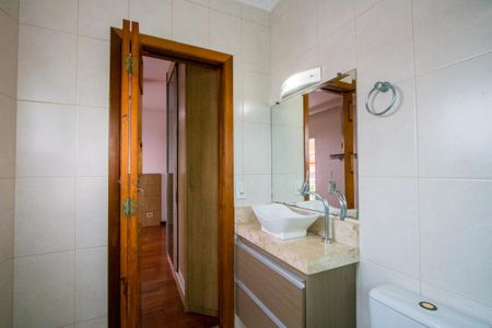 Casa à venda com 235m², 3 quartos e 4 vagasBanheiro do quarto 1