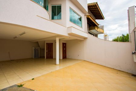 Casa à venda com 235m², 3 quartos e 4 vagasQuintal/Garagem