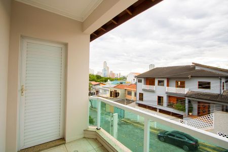 Casa à venda com 235m², 3 quartos e 4 vagasVaranda do quarto 2 e 3