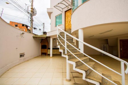 Casa à venda com 235m², 3 quartos e 4 vagasQuintal/Garagem