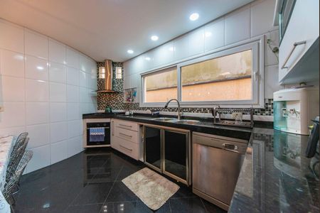 Casa à venda com 450m², 4 quartos e 6 vagasCozinha 