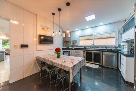 Casa à venda com 450m², 4 quartos e 6 vagasCozinha 