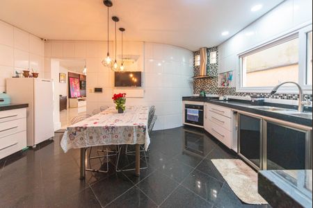 Casa à venda com 450m², 4 quartos e 6 vagasCozinha 