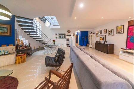 Casa à venda com 450m², 4 quartos e 6 vagasSala