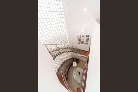 Casa à venda com 450m², 4 quartos e 6 vagasEscada