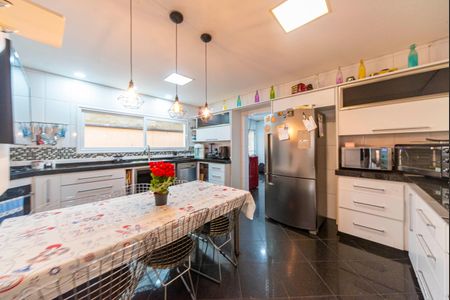 Casa à venda com 450m², 4 quartos e 6 vagasCozinha 