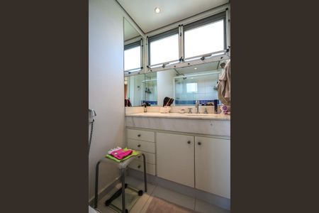 Apartamento para alugar com 142m², 3 quartos e 2 vagasBanheiro Suíte 