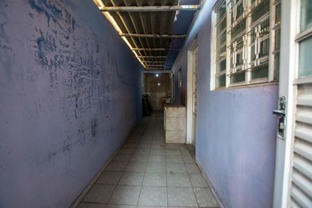Casa à venda com 90m², 3 quartos e 2 vagasCorredor - area externa