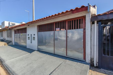 Casa para alugar com 75m², 2 quartos e 1 vaga Casa para alugar com 75m², 2 quartos e 1 vagaFachada