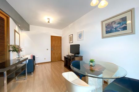 Sala de kitnet/studio para alugar com 1 quarto, 45m² em Lourdes, Belo Horizonte