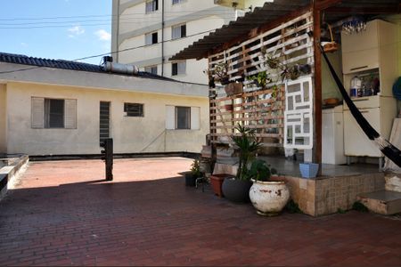 Casa à venda com 430m², 8 quartos e 4 vagasDetalhe - Casa 01 - Varanda com Área de Serviço 