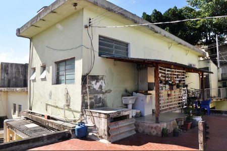 Casa à venda com 430m², 8 quartos e 4 vagasDetalhe - Casa 01 - Varanda com Área de Serviço 