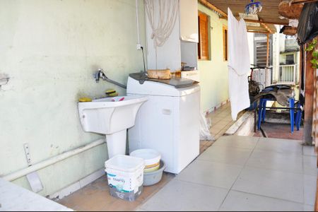 Casa à venda com 430m², 8 quartos e 4 vagasDetalhe - Casa 01 - Varanda com Área de Serviço 