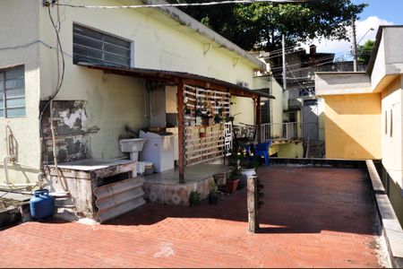 Casa à venda com 430m², 8 quartos e 4 vagasDetalhe - Casa 01 - Varanda com Área de Serviço 