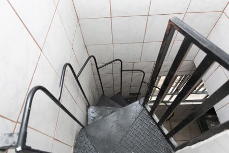Casa para alugar com 50m², 1 quarto e sem vaga Casa para alugar com 50m², 1 quarto e sem vaga Escada - Área de Serviço