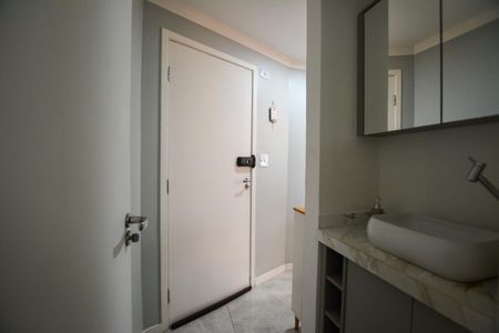 Lavabo / Porta  de kitnet/studio para alugar com 1 quarto, 30m² em Vila Polopoli, São Paulo