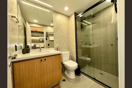 Banheiro de apartamento para alugar com 1 quarto, 21m² em Pinheiros, São Paulo