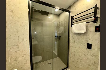 Banheiro de apartamento para alugar com 1 quarto, 21m² em Pinheiros, São Paulo