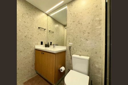 Banheiro de apartamento para alugar com 1 quarto, 21m² em Pinheiros, São Paulo