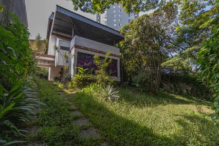 Casa para alugar com 454m², 3 quartos e 5 vagasQuintal