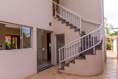 Casa para alugar com 600m², 3 quartos e 6 vagas Casa para alugar com 600m², 3 quartos e 6 vagasÁrea Comum-Escadaria de acesso ao piso superior