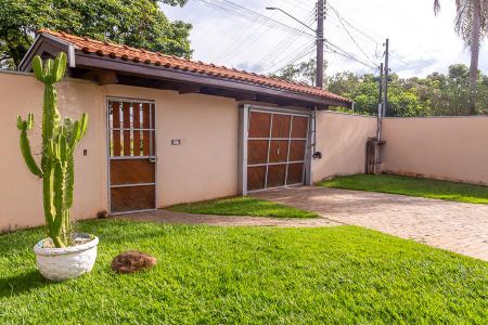 Casa para alugar com 600m², 3 quartos e 6 vagas Casa para alugar com 600m², 3 quartos e 6 vagasÁrea Comum-Portões de entrada