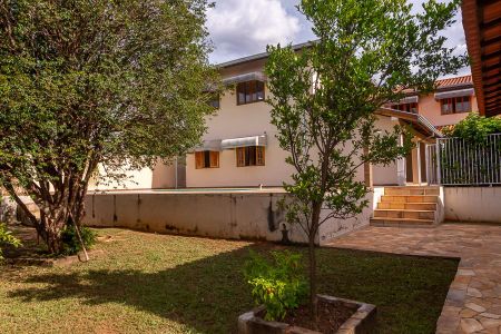 Casa para alugar com 600m², 3 quartos e 6 vagas Casa para alugar com 600m², 3 quartos e 6 vagasÁrea Comum-Área Verde e Fachada dos fundos da casa