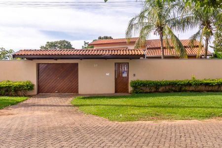 Casa para alugar com 600m², 3 quartos e 6 vagas Casa para alugar com 600m², 3 quartos e 6 vagasFachada da casa com placa instalada